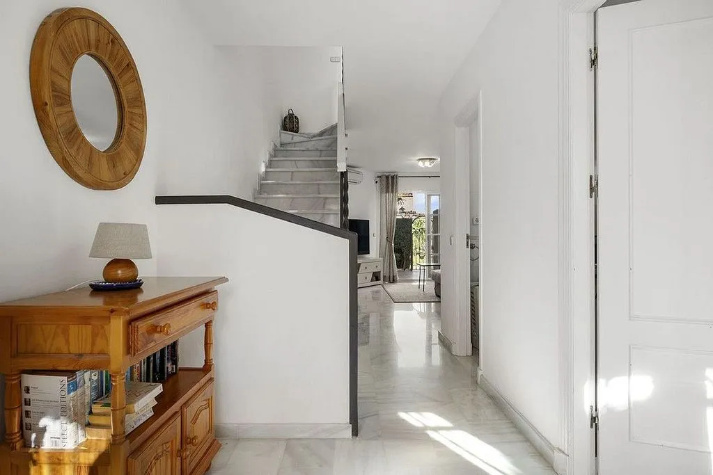Hallway - Semi-Detached House with Pool in Bel Air