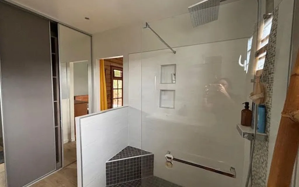 Salles de bain - Villa Meublée avec Piscine à Le Moule