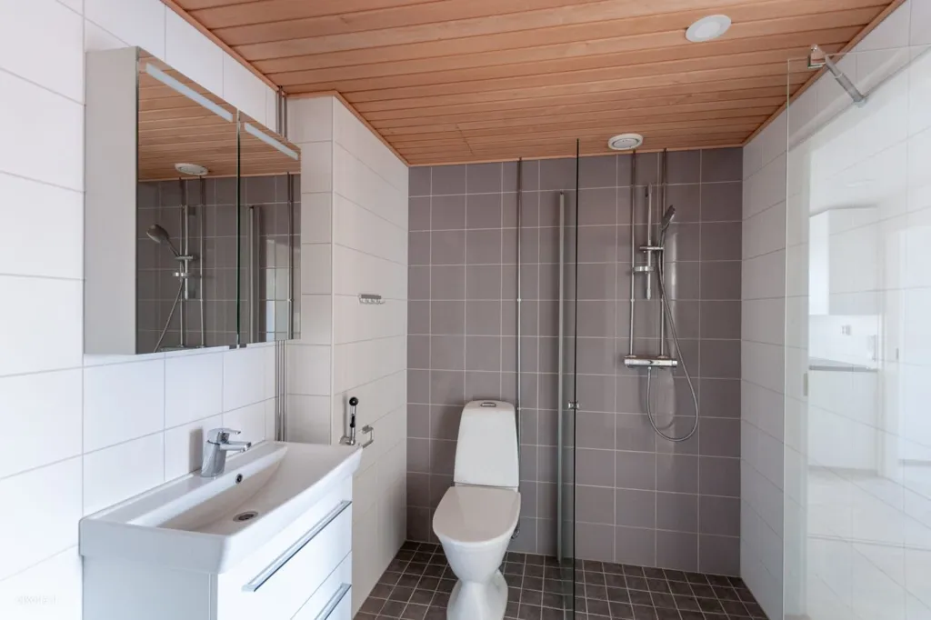 Vannitoad - Bright Triangular Apartment with Balcony in Tikkurila