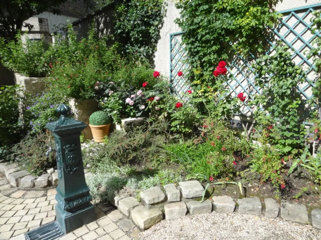 Aed - 2-Bedroom Paris Apartment with Balcony