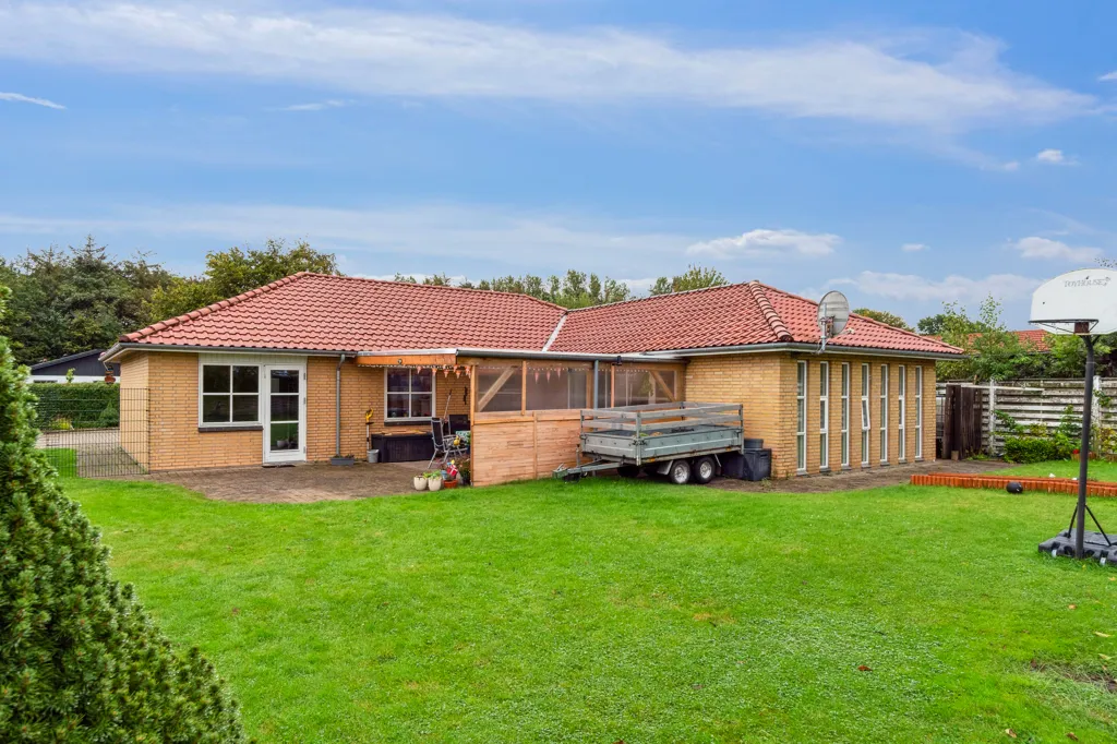 Garden - Villa with Play Area near Give