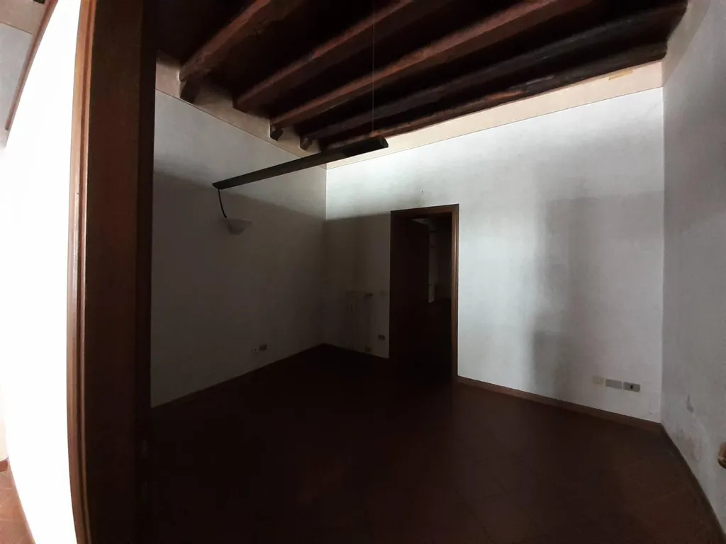 Pièces - Historic Building with Potential for Apartments in Mantova