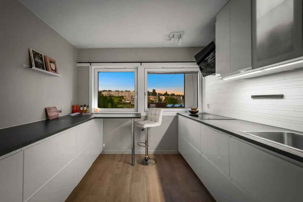 Cucina - Spacious 3-Bedroom Flat with Balconies in Furuset