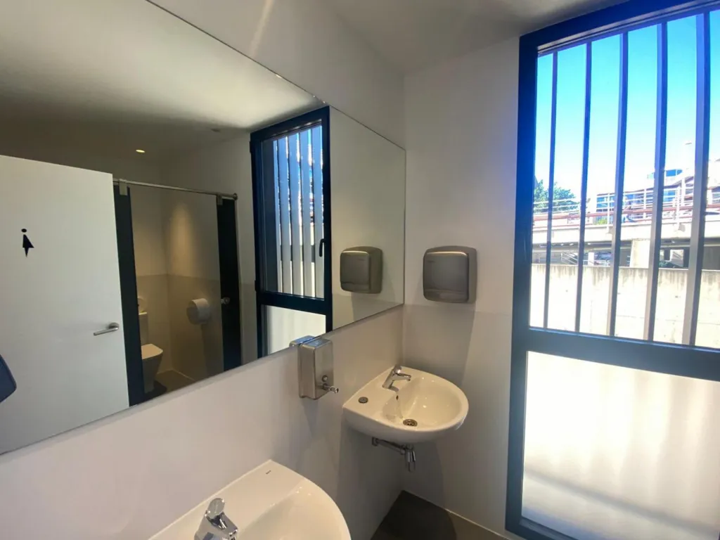 Salles de bain - Office with BREEAM Certification in Parc Tecnològic, Paterna