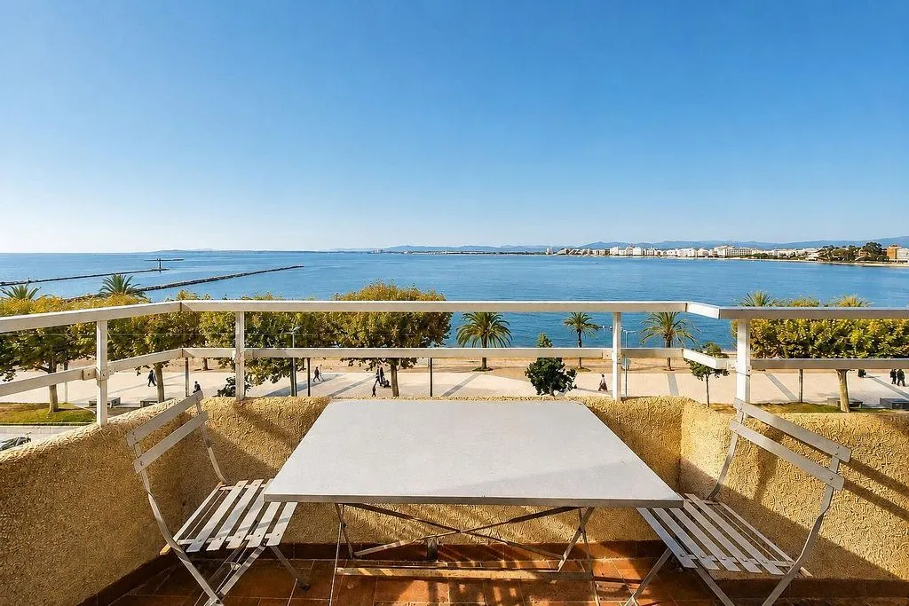 Terrasse - Seafront Apartment with Terrace in Roses