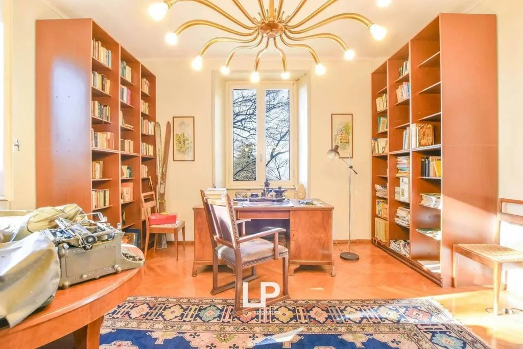 Bureau - Luxury Villa with Lake Views in Cittiglio