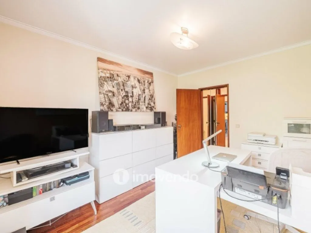Bureau - Luxury Flat with Fireplaces in Almada