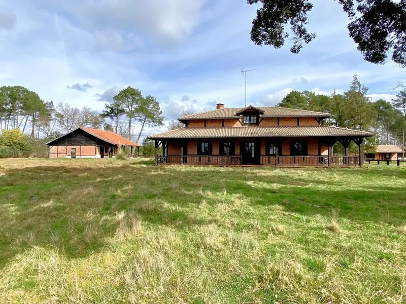 Esterno - Extensive Estate with Pool in Escource