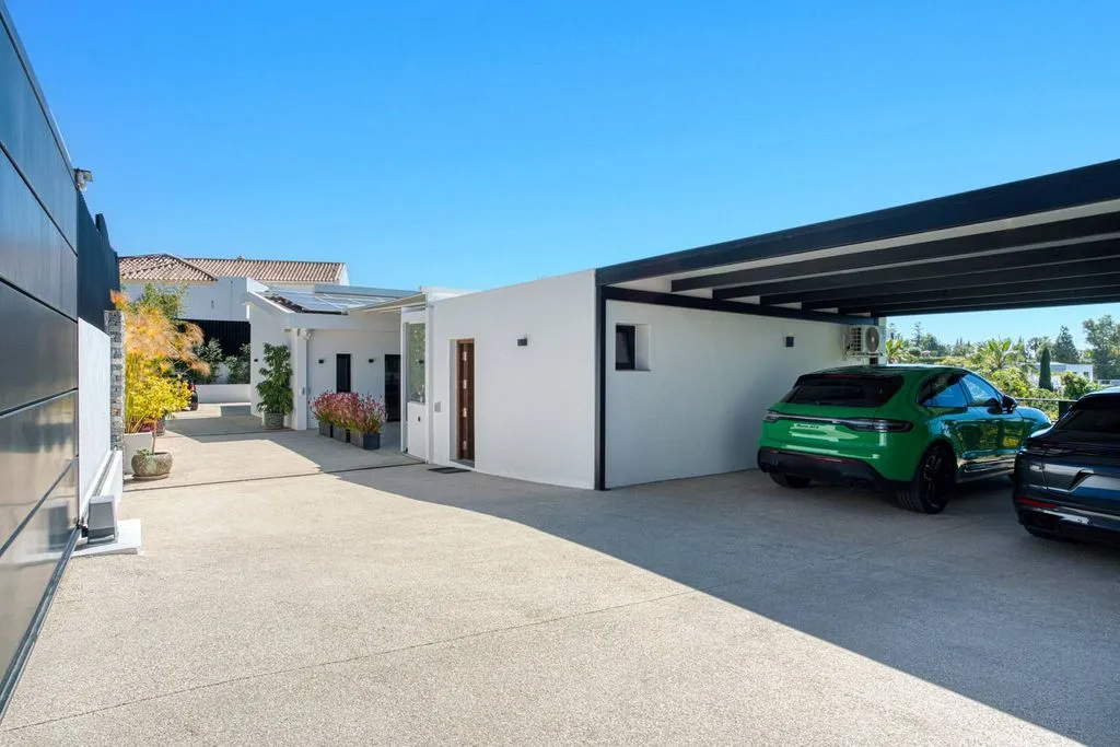 Garaaž - Luxury Villa with Pool in East Marbella