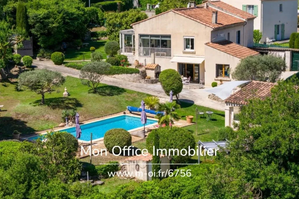 Vue aérienne - Maison avec Piscine et Jardin à Éguilles