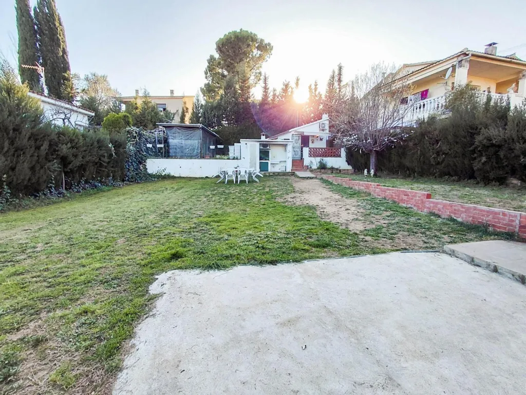 Aed - Urban Plot with Small Building in Esparreguera