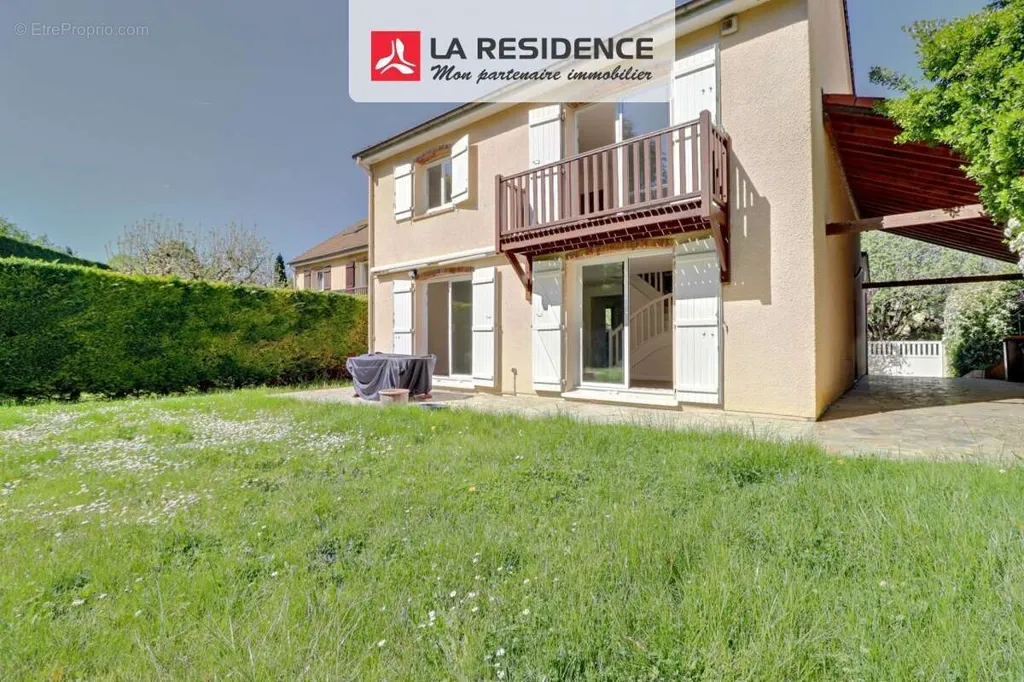 8-toaline maja asukohas Saint-Germain-En-Laye