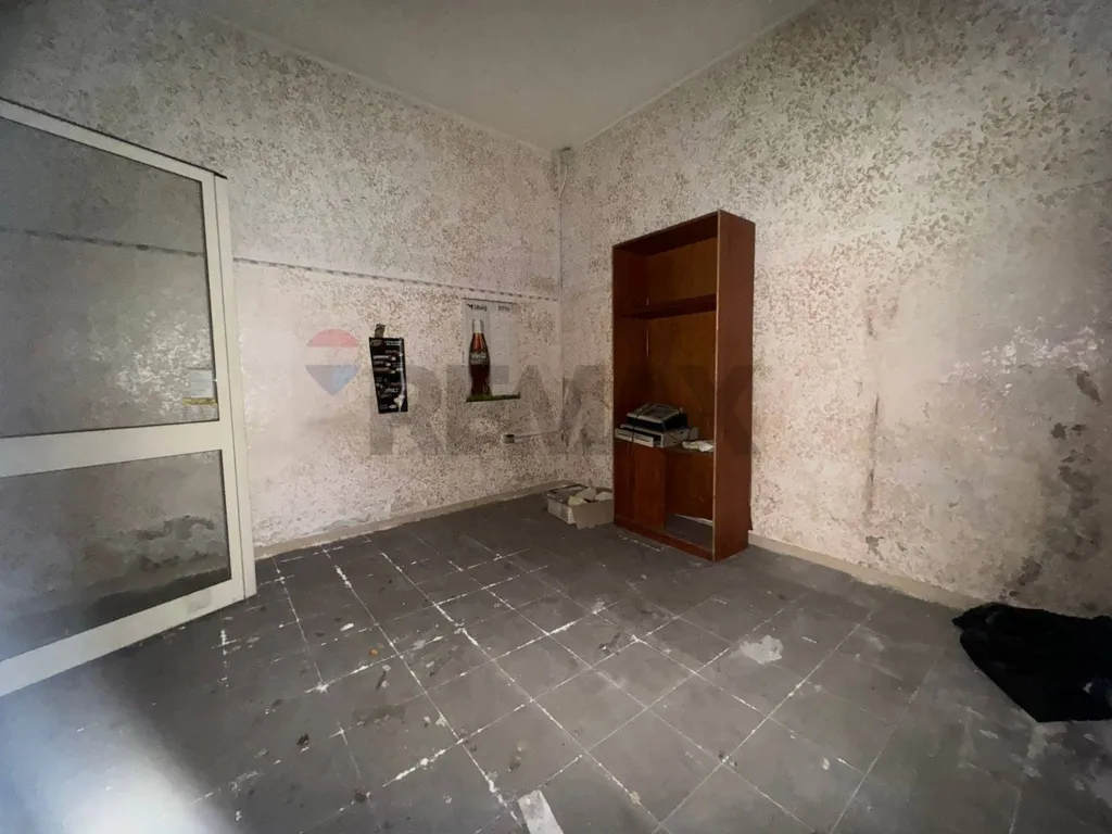Pièces - Garage with Multiple Access Points in Catania