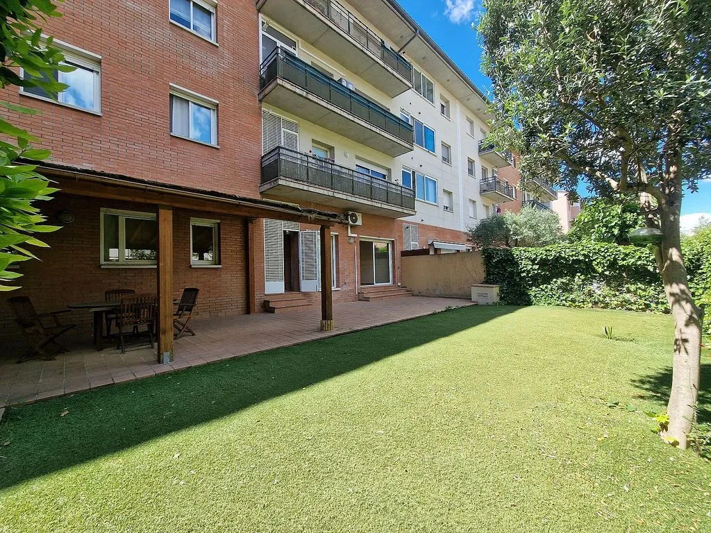 Jardin - Modern Ground Floor Flat with Garden in Montilivi