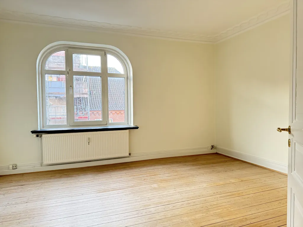 Toad - 5-Room Apartment with Stucco and Balconies in Central Location