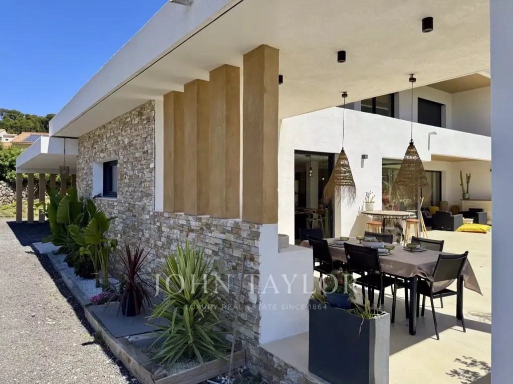 Terrasse - Villa Contemporaine avec Piscine à Ollioules