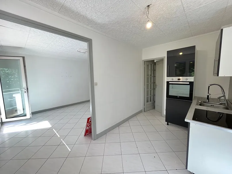 Köök - 3-Bedroom Flat with Balcony in Saint-Étienne