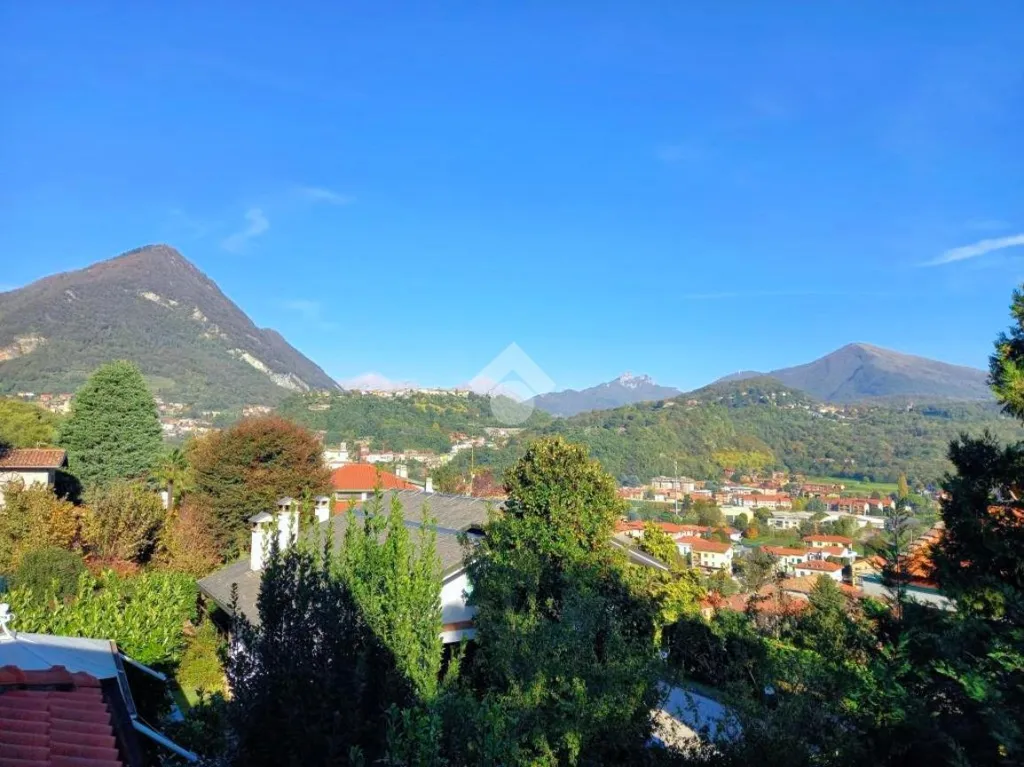 Panoramic Villa with Garden in Ponte Lambro