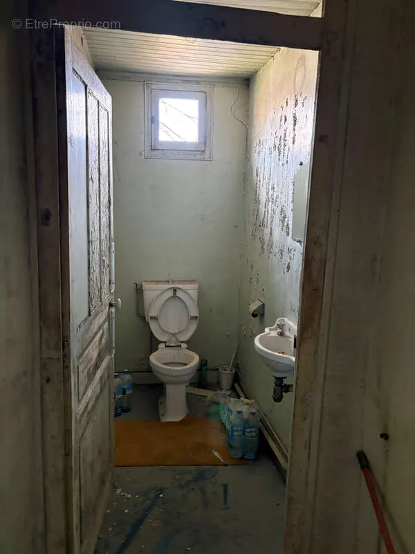 Bathrooms - Mixed-Use Building with Commercial Potential in Saint Yrieix