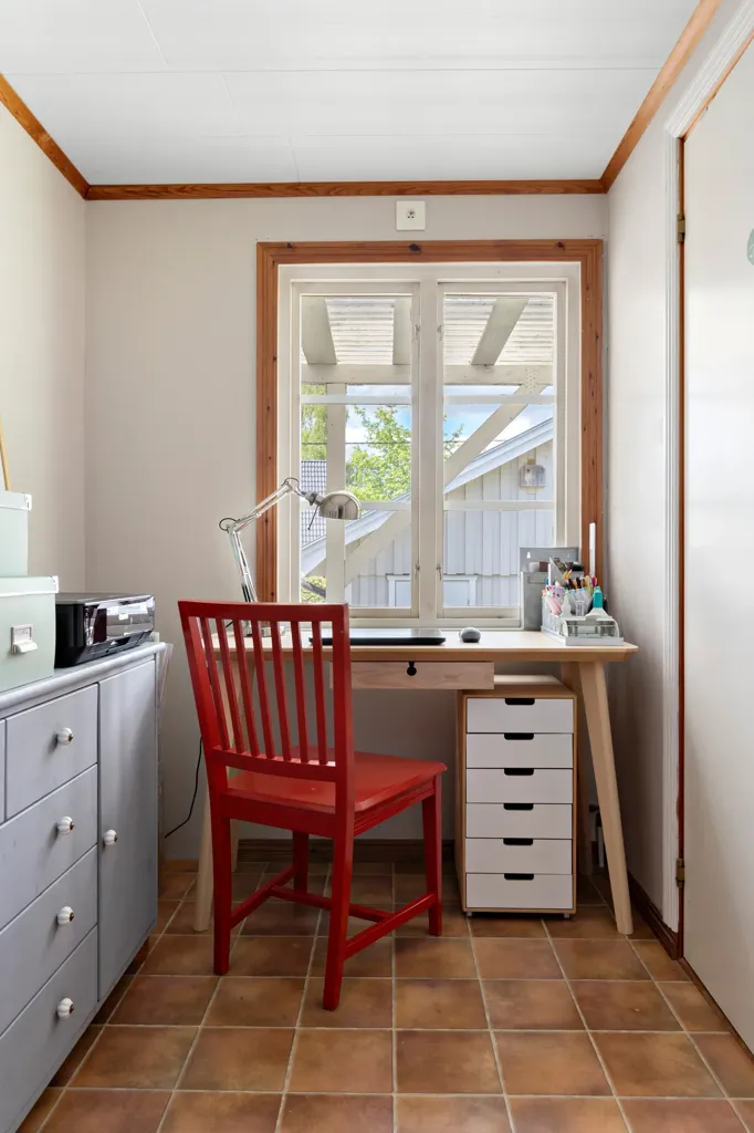Bureau - Charming 1937 House with Garden in Östra Vram