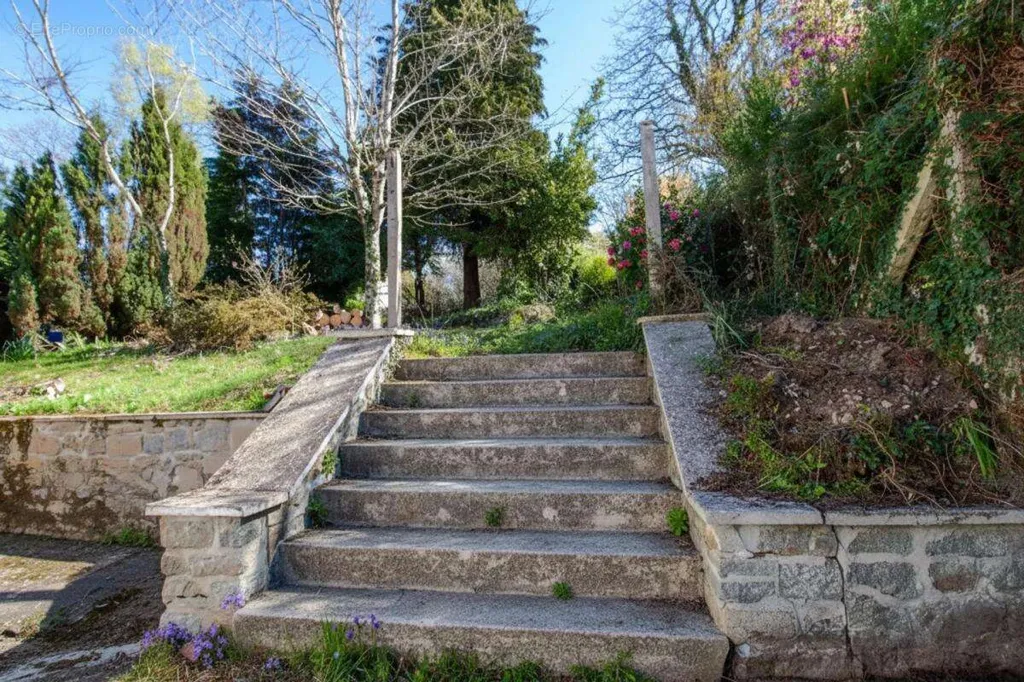 Pièces - Maison Lumineuse avec Jardin à Guéret