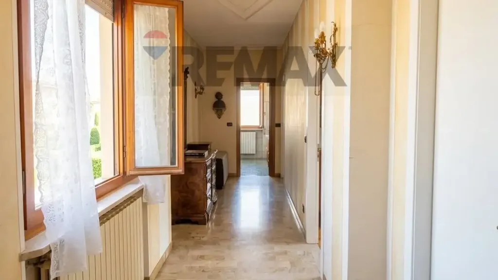 Entrée - Four-Bedroom Apartment with Lake View in Marone