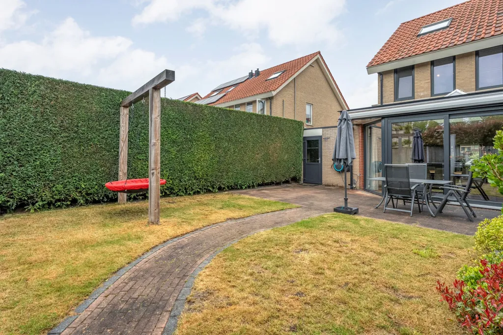 Aed - Modern Split-Level House with Cinewall in Almelo