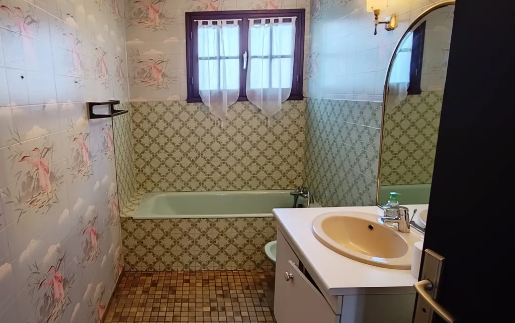 Bathrooms - Detached House with Garden in Roques