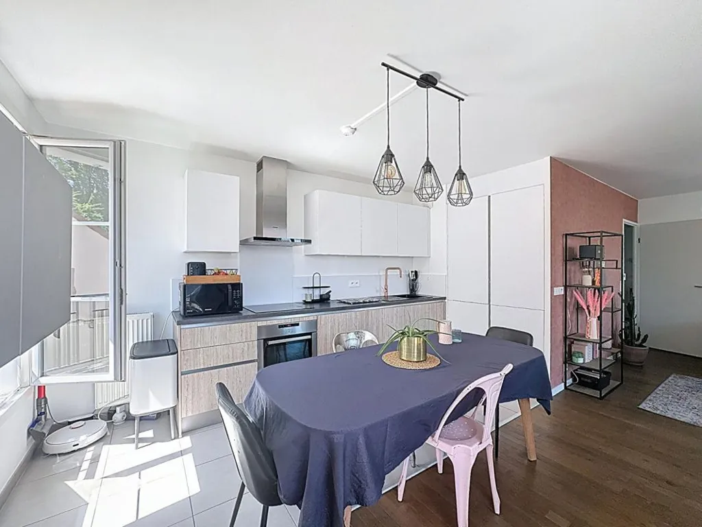 Salle à manger - Appartement 3 Pièces avec Balcon au Dernier Étage à la Lisière de la Forêt
