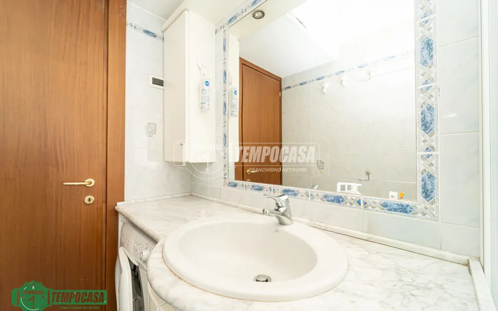 Baños - Bright 2-Bedroom Apartment with Balcony in Milan