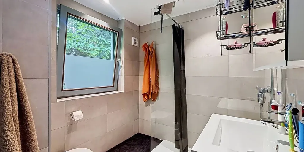 Salles de bain - Appartement avec Jardin dans le Quartier De Sterre à Kapellen