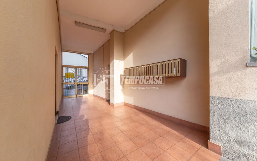 Terrass - Two-Bedroom Flat with Balcony in Milan