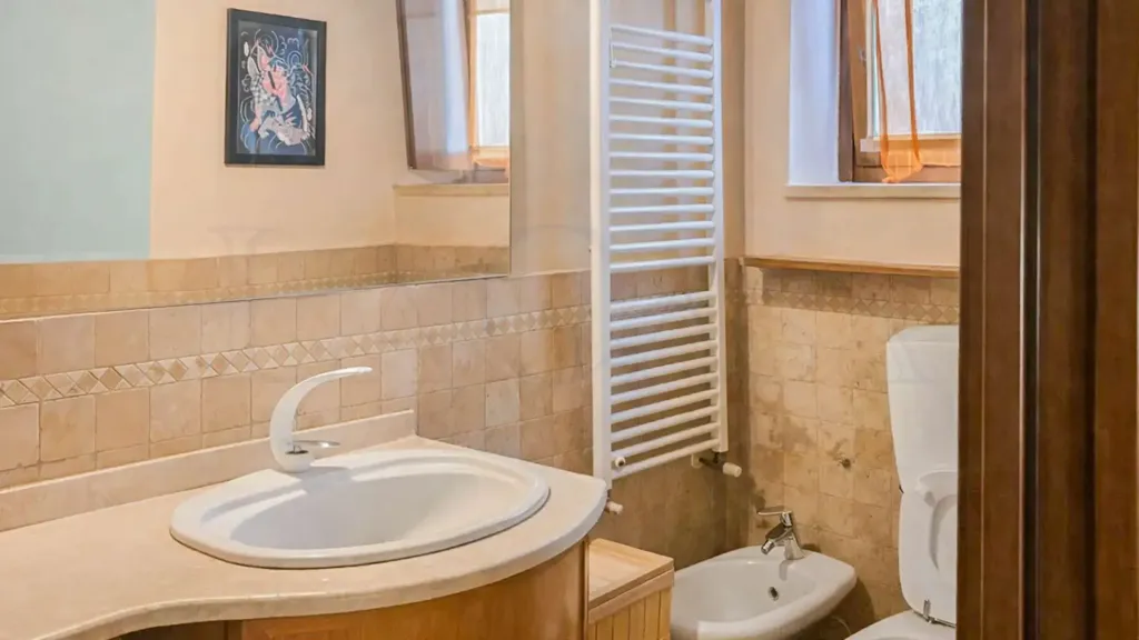 Salles de bain - Occupied Trilocale with Balcony in Brescia