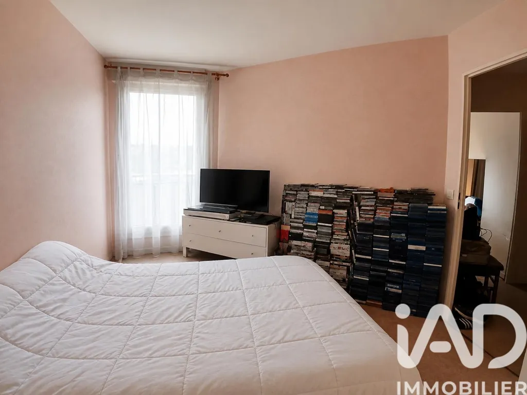 Bedrooms - Bright 2-Bed Apartment with Balcony in Cergy