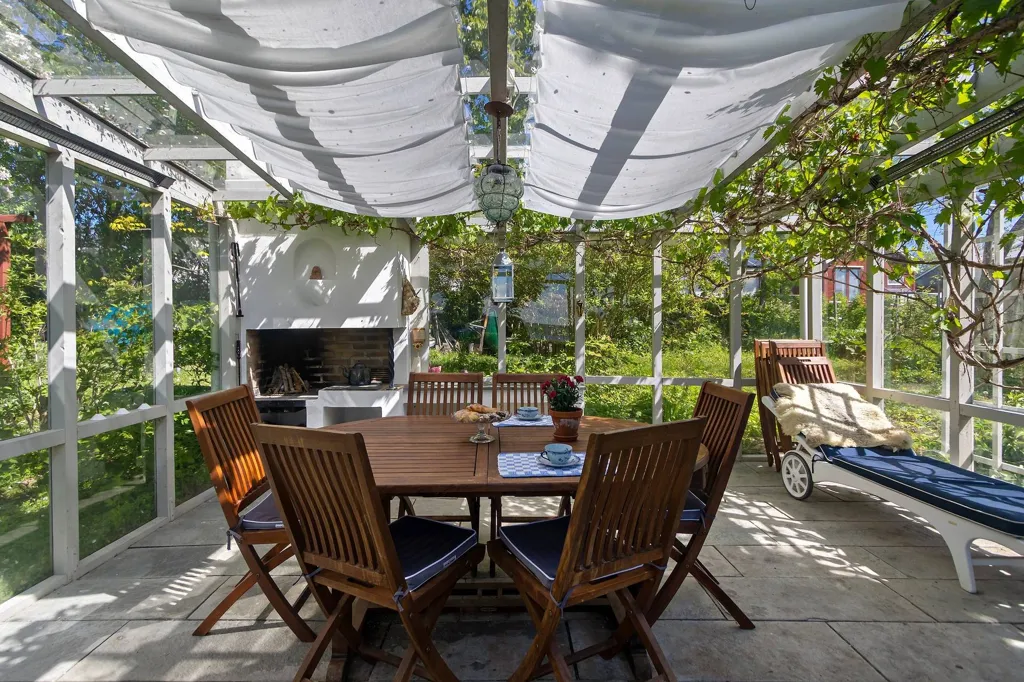 Terrace - Villa with Lake View in Stenhamra