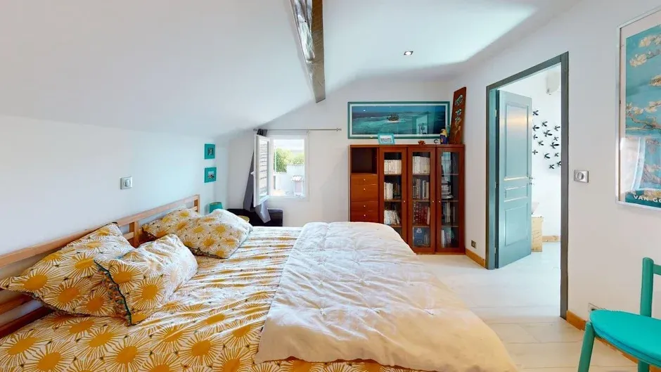 Chambres - Maison Rénovée avec Garage à Vaulx-en-Velin
