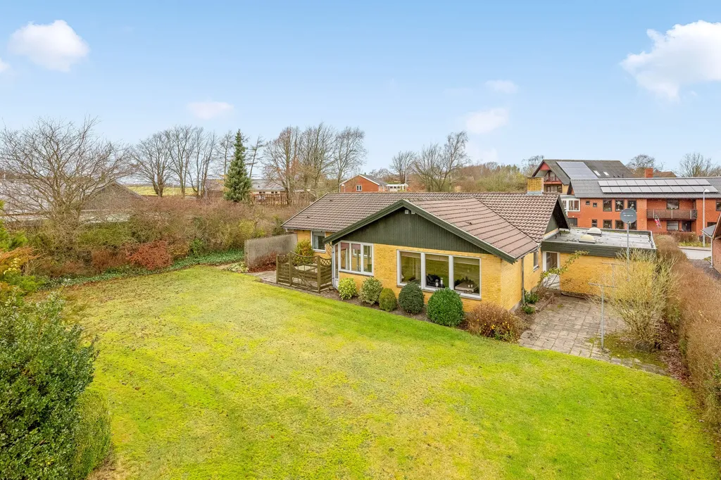 Aed - 1970s Villa with South-Facing Garden in Sørvad