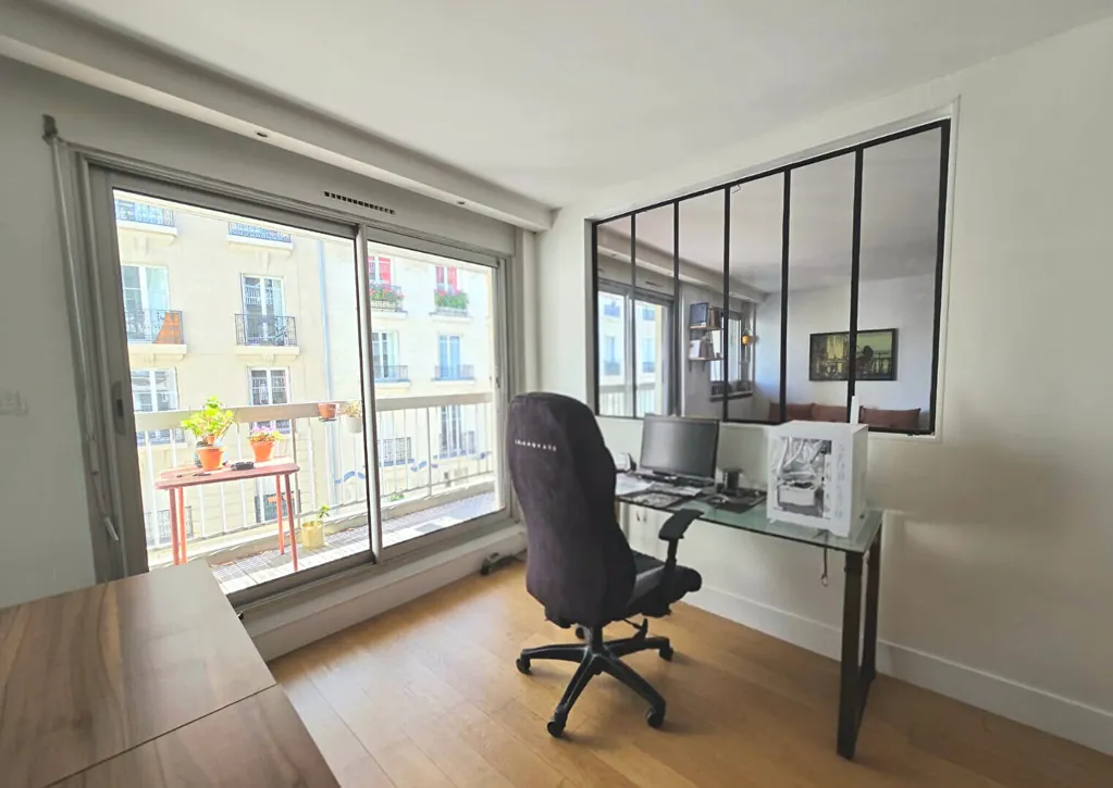 Bureau - Appartement Rénové avec Balcon à Paris