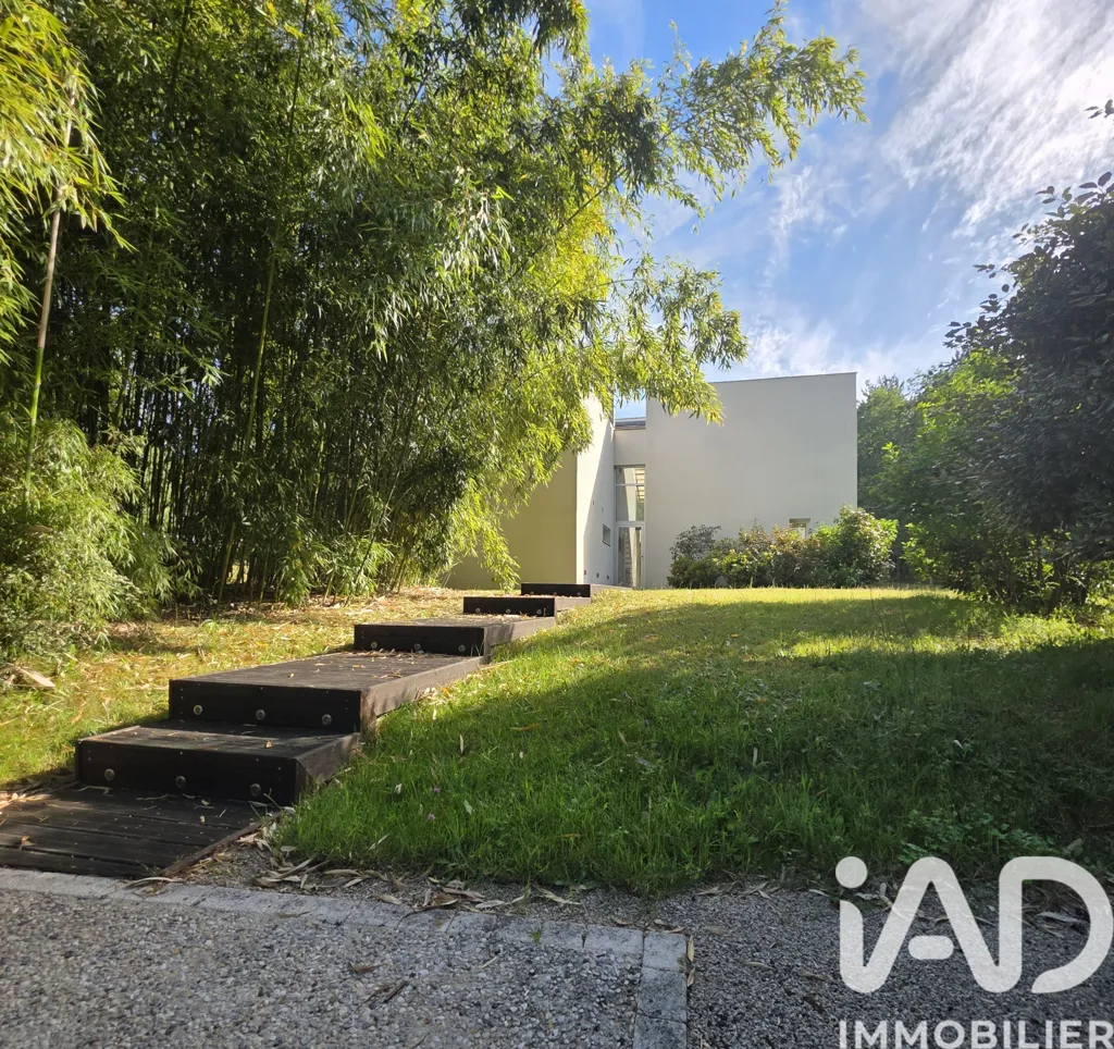 Aed - Architectural House with Pool near Guécelard