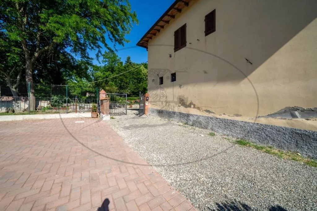 Aed - Rustic Farmhouse with Multiple Uses in Figline Valdarno