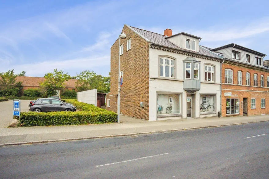 Esterno - Mixed-Use Property with Development Potential in Brørup