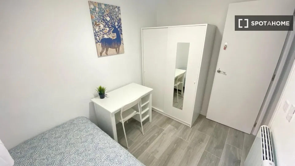 Chambres - Shared Room in 4-Bedroom Flat, Los Angeles, Madrid
