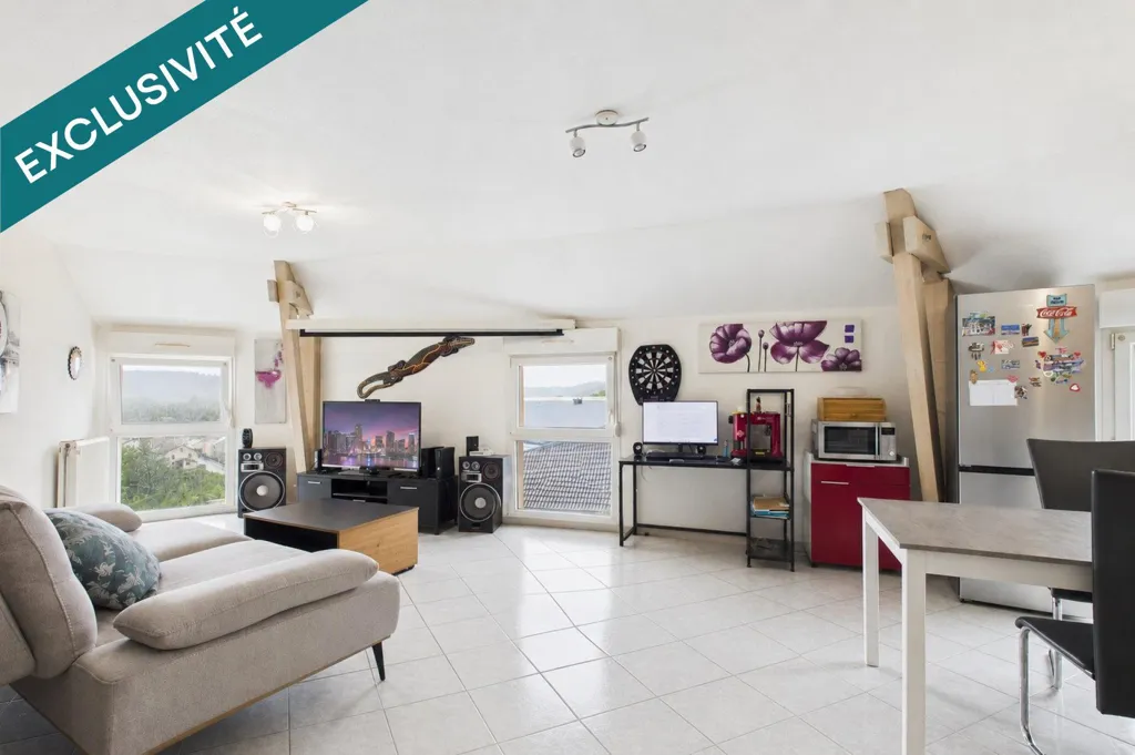 Séjour - Appartement avec Poutres Apparentes au 2e Étage à Eloyes