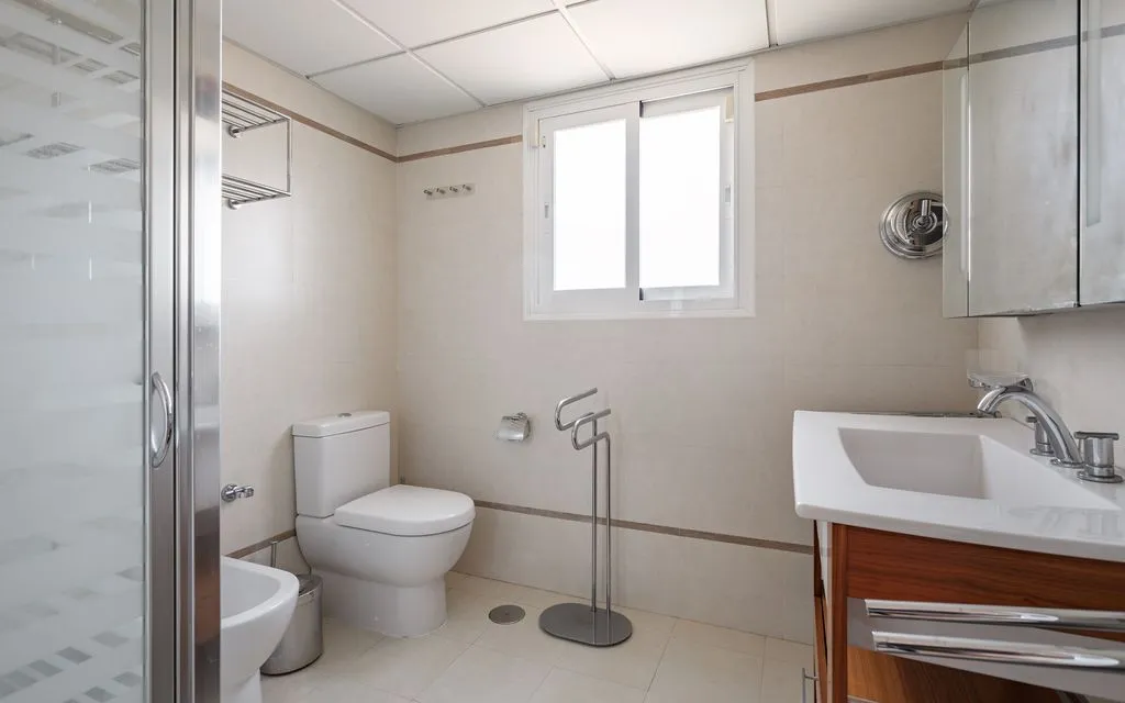 Salles de bain - Beachfront Villa with Pool in Estepona
