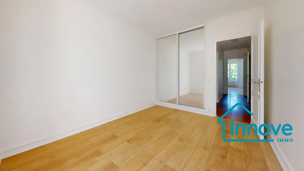 Toad - Top Floor Flat with Views in Versailles