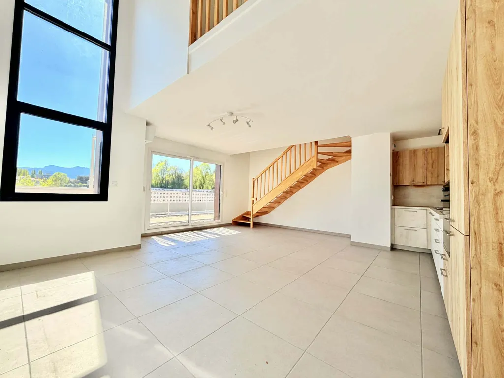 Séjour - Appartement Duplex T5 avec Balcon à Voiron
