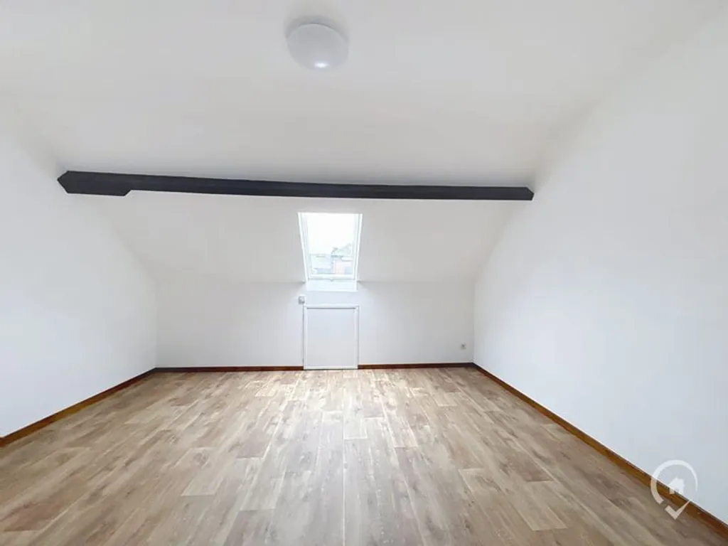 Pièces - Appartement Duplex Rénové avec Châssis Double Vitrage à Jambes