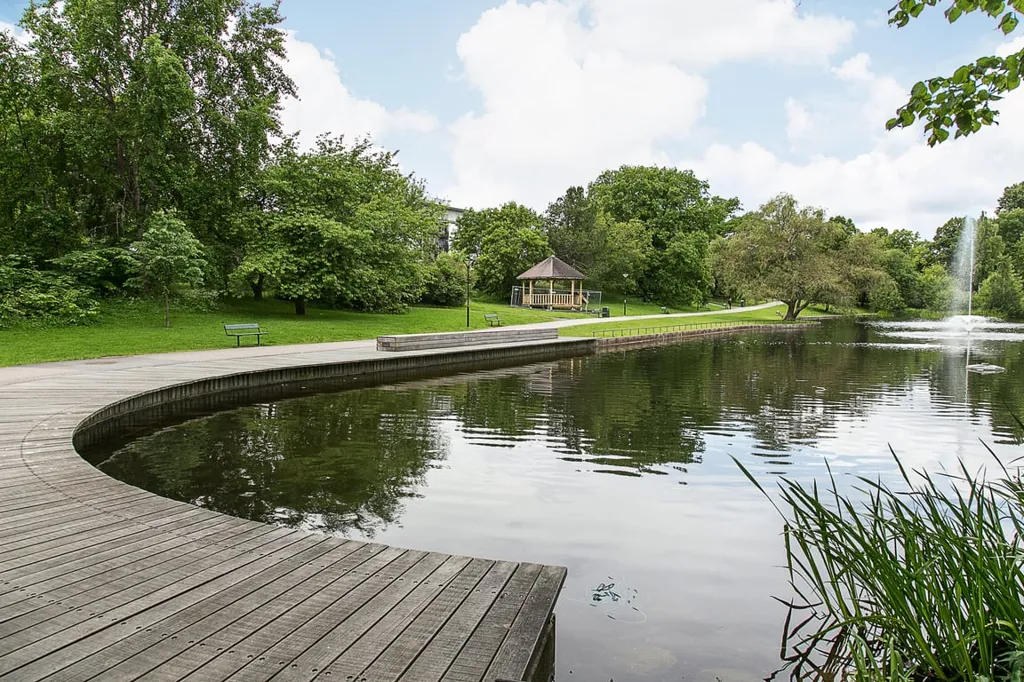 Two-Bedroom Flat with South Balcony in Långbro Park