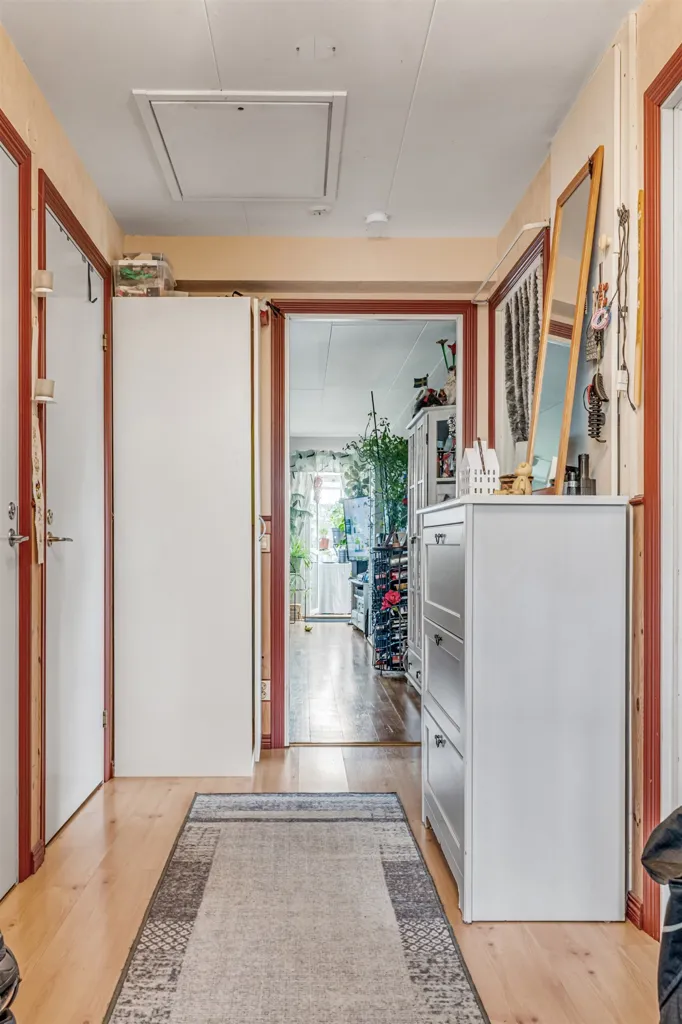 Entrée - Bright Three-Bedroom Flat with Balconies in Ekeby