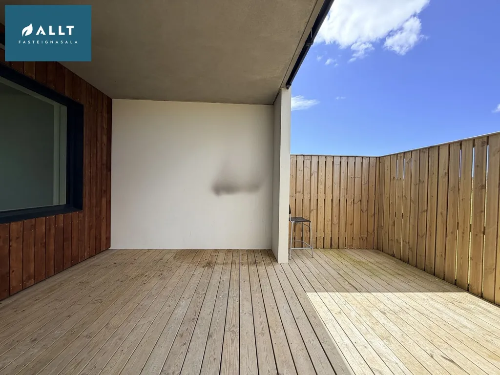 Terrass - Modern Apartment with Balcony in Reykjanesbær